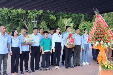 Hưng Nguyên: Ban Quản lý di tích Đền ông Hoàng Mười dâng hương tưởng nhớ các liệt sỹ trên địa bàn tỉnh Quảng Trị